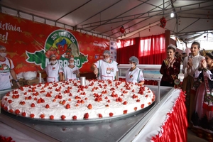 Incrivelmente grande e saborosa, a Torta Gigante é um sucesso! - Festa do Morango de Pedra Azul
